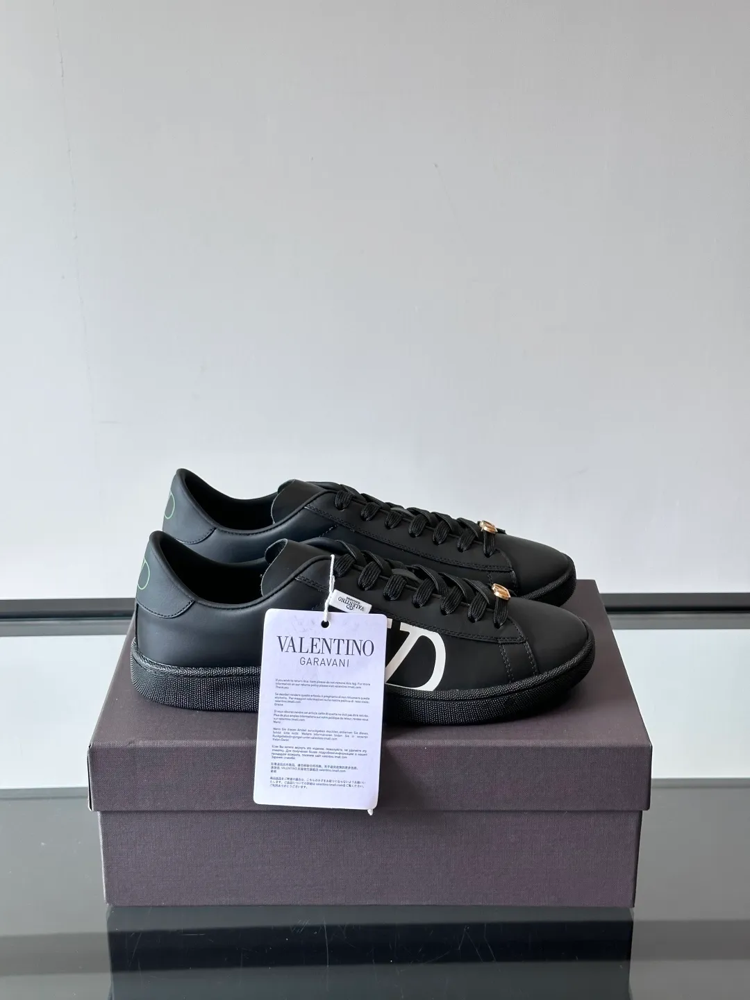 P440¥& VALENTINO Boys’ spring and summer white shoes🤍 VALENTINO GARAVANI ROYCO men’s soft calfskin sneakers, the shoelaces are equipped with removable vintage brass distressed effect VLOGO SIGNATURE accessories, and the back of the shoes is screen printed. Comfortable and good looking on the feet!  size：38-45